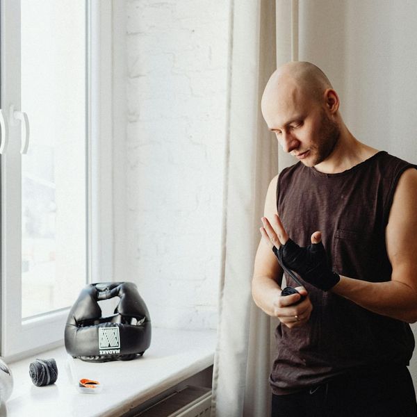 Focused man preparing for a workout in a calm environment.